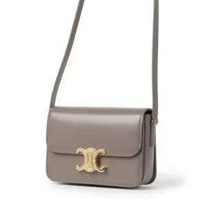 CELINE TEEN TRIOMPHE BAG IN SHINY CALFSKIN 188423BF4 10BL) 트리옹프 틴 숄더백)