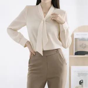 [모리스커밍홈] 타이 V넥 긴팔 블라우스_M2602BL018A