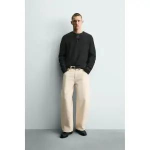 [국내발송] ZARA 남성 스트럭처 버튼 라운드넥 스웨터 - 블랙 457970