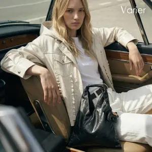 26SS 올리비아 SYNTHETIC레더 핸드백 (+참 장식)