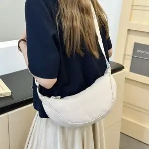 여성 깔끔하고 간단한가방 컬러 반달 캐주얼 크로스백 (KYR-WFH776I)