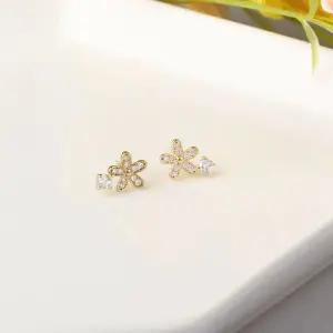 [콩심팥심]시후주얼리 골드 쁘띠 플라워 시뮬럿다이아 귀걸이 EC510E