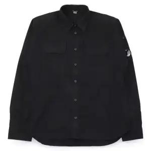 디몬트 CP컴퍼니 남성 렌즈 와펜 개버딘 오버셔츠 자켓(블랙) RCCMSH706A 110143G 999