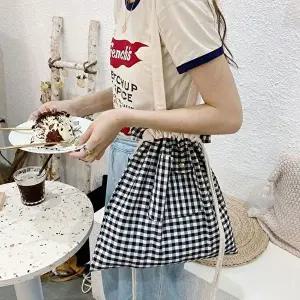 여성쇼퍼백 캔버스 소재 스트링 복주머니 스타일 전면포켓 숄더백