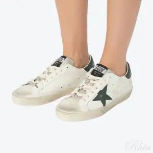 [골든구스] 슈퍼스타 레더 스니커즈 화이트 그린 GMF00101 F008113 153196419