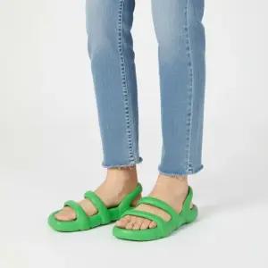 여성 고바라 플랫샌들 그린 K201636-006)