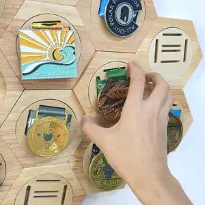 메달거치대 부착식 접착식 우드 원목 나무 육각 메달 보관 수납 전시 정리 걸이