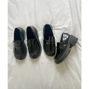 라운슈 블랙 앞가보시 청키힐 페니로퍼 6cm(앞 3cm) (16470167)