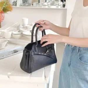 [신상오픈런]여성용 클래식 버클 장식 튼튼한 가죽 손잡이 토트백 (39079125)