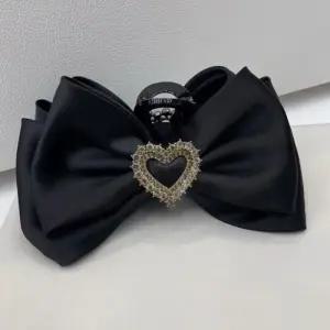 [신상오픈런]사틴집게핀 하트 큐빅 빅사이즈 올림머리 리본머리핀 (30366769)