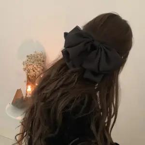 [신상오픈런]빅사이즈리본핀 여성스러운 실키 검정색 왕머리핀 (30366212)