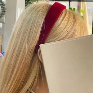 [신상오픈런]벨벳머리띠 딥레드 엠보싱 도톰한 헤어밴드 (30015620)