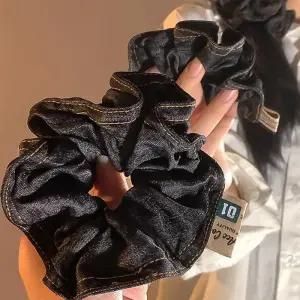 [신상오픈런]데님슈슈 스티치 기본 셔링 스크런치 블랙진 (30015598)