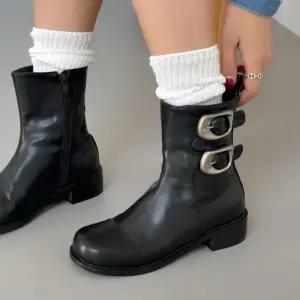 [신상오픈런]견장 은장 로우힐 올검 버클워커 여성숏부츠 (28768481)