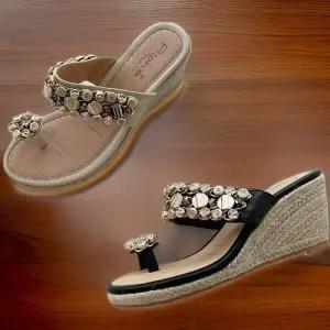 [신상오픈런]여성 에스파듀 큐빅 장식 메탈 토 웨지힐 여름용 샌들 (32456253)