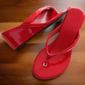 [신상오픈런]여성 독특한 색상 광택 통굽 키높이 쪼리 샌들 (32456250)