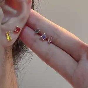 [신상오픈런]미니볼귀걸이 블링 알록달록 영롱 무지개 투명큐빅 (31545938)