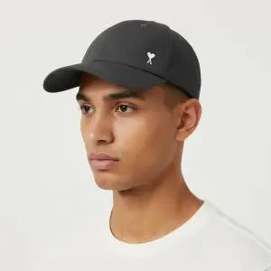 AMI UCP268 PA0035 020 드 꾀흐 하트 로고 스터드 볼캡