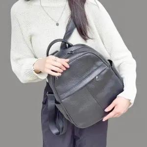 [신상오픈런]여성용 블랙 가죽 백팩 태블릿 수납 가능한 데일리 가방 (38541934)