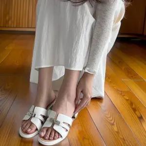 [신상오픈런]여성용 귀여운 메탈 클립 스티치 가죽 통굽 뮬 샌들 (32456258)