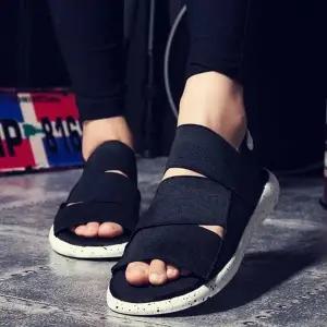 [룽스]검정 샌들 발편한 데일리 코디