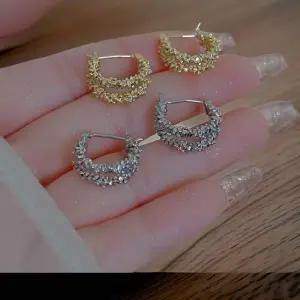 [신상오픈런]원터치 레이어드 은색 링귀걸이 이어링 (31545956)