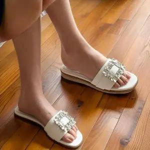 [신상오픈런]여성 큐빅 장식 오픈토 뮬 샌들 슬리퍼 (32456537)