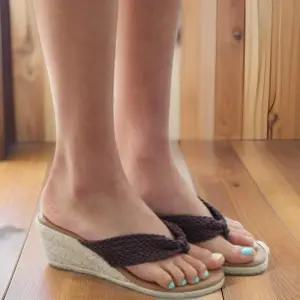 [신상오픈런]여성 여름 라탄 웨지힐 샌들 플립플랍 (32456252)