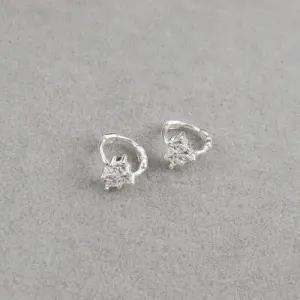 [신상오픈런]하트 미니이어링 여성스러운 큐빅 은귀걸이 (29987587)