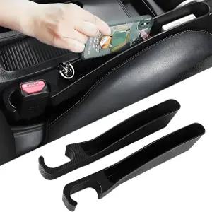 2 PCS 범용 카시트 갭 필러 자동차 SUV 트럭용 블랙카본 섬유 질감의 시트 충전 케이블 구멍이 있는 콘솔