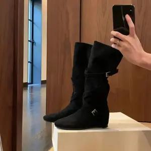 키체샵 여성 슬림 미들부츠 스트랩힐 소프트셔링 양가죽 스트랩 스틸레토 키높이 라운드 HO5