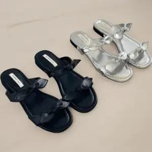 [신상오픈런]여성용 리본 장식 유광 슬리퍼 샌들 낮은 굽 (35834251)