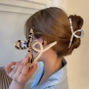 [신상오픈런]레오파드집게핀 꼬임 자개 홀로그램 머리핀 (30488703)