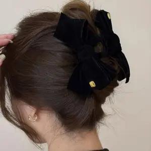 [신상오픈런]리본머리핀 여성스러운 금색패치 벨벳집게핀 (30488686)