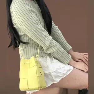 [신상오픈런]여성 독특한 색상 엮음 조절끈 크로스 미니 버킷백 (41316207)