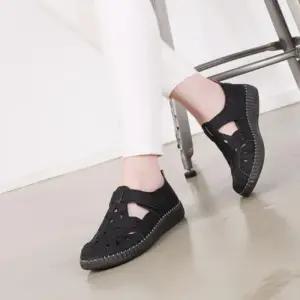 [신상오픈런]중년 여성 펀칭 디자인 플랫 캐주얼 샌들 (35836057)