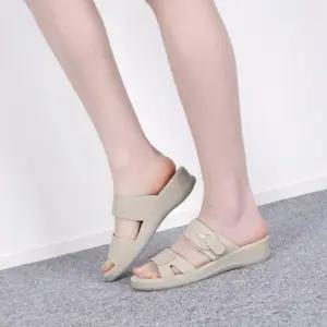 [신상오픈런]여성용 여름 편안한 스트랩 높이 증가 슬리퍼 (35836364)