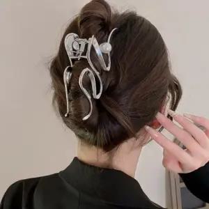 [신상오픈런]웨이브 메탈릭 봄여름 진주집게핀 왕머리핀 (30488694)