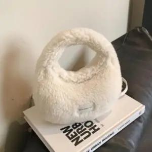 [다잇템] 여성 어깨 가을겨울 퍼 쁘띠 라운드 포근한 크로스백