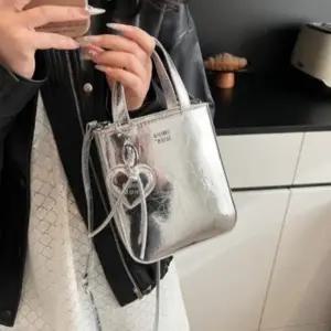 [다잇템] 여성 메탈릭 하트 아방가르드 쁘띠 크로스백