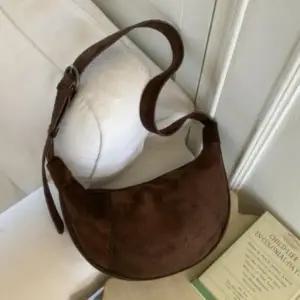 [다잇템] 여성 세무 쁘띠 소프트 하프문 크로스백