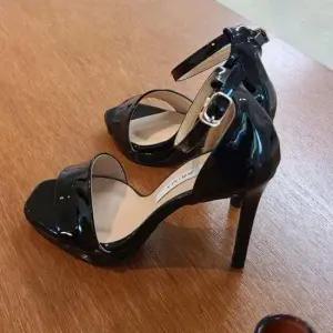 에나멜샌들 국내제작 에나멜 가보시 발목 스트랩 샌들힐 킬힐Y