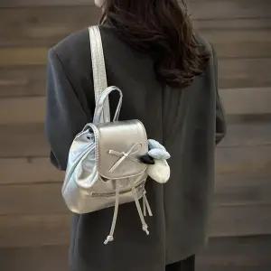 [신상오픈런]여성용 사랑스러운 광택 미니 백팩 키링 스트랩 덮개 (37000821)