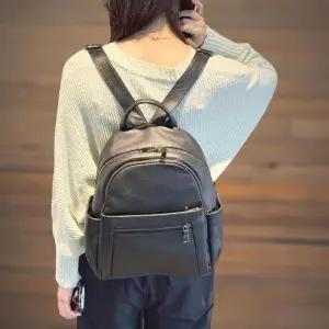 [신상오픈런]여성 대학생 소가죽 블랙 캐주얼 백팩 (38284407)