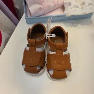 해피랜드 HC43 썸가든 삑삑이 샌들  H1331901Q52