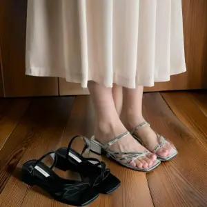 [신상오픈런]여성용 여름 샌들 스트랩 조절 낮은 굽 슬리퍼 (32331500)