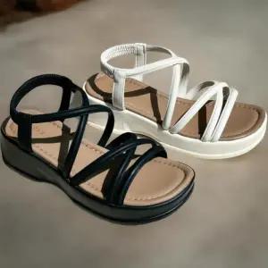 [신상오픈런]여성 블랙 화이트 플랫폼 쿠셔닝 키높이 스트랩 샌들 (39139938)