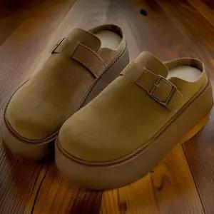 [신상오픈런]여성 귀여운 사이드버클 스웨이드 키높이 뮬 슬리퍼 (32331582)