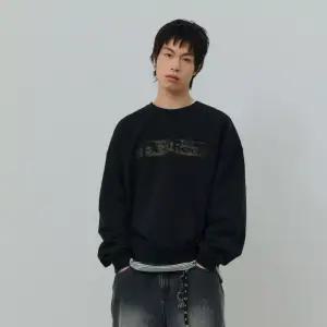 [데시레드] [택가 69,000원] 빈티지 레터링 맨투맨 티셔츠-FASK5104B03