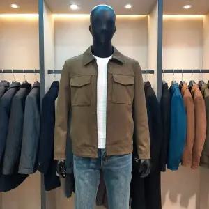 [바쏘](마산점)봄/가을 카키 컬러 스웨이드 스타일 남성 블루종 점퍼 [BYS5UA23KHA]